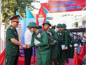 Nhập ngũ 2025: Cùng người lính trải nghiệm về bộ quân phục