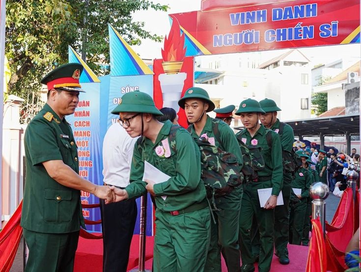Nhập ngũ 2025: Cùng người lính trải nghiệm về bộ quân phục