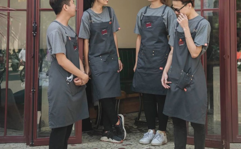 áo thun hay sơ mi cho quán cafe