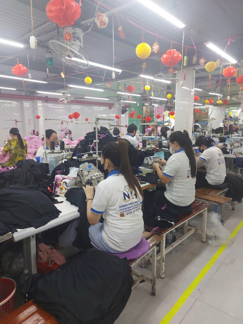 Mẫu sản phẩm áo đồng phục công sở hoàn thiện thực tế